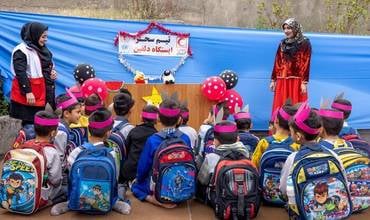 Foto de archivo en Irán, donde vemos a un grupo de niños en uno de los Espacios Amigos de la Infancia de UNICEF donde se protegen y se salvaguardan sus derechos a través del juego y la formación. © UNICEF/UNI521516/Sayyari