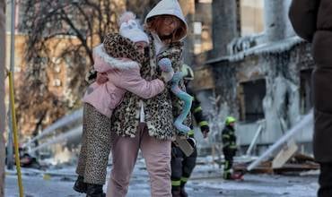 Svitlana lleva en brazos a su hija Arina en su barrio de Kyiv donde la temperatura desciende a 15 grados negativos