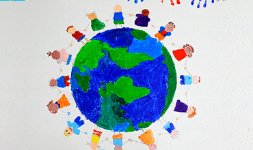 Día Mundial de la Infancia Dibujo de la Tierra rodeado de niños y niñas que se dan la mano