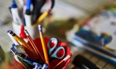 Centros referentes en educación en derechos de la infancia y la adolescencia Material escolar sobre una mesa