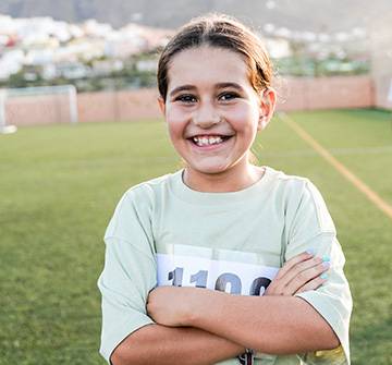 Carreras solidarias de Gotas Una niña en un campo de atletismo