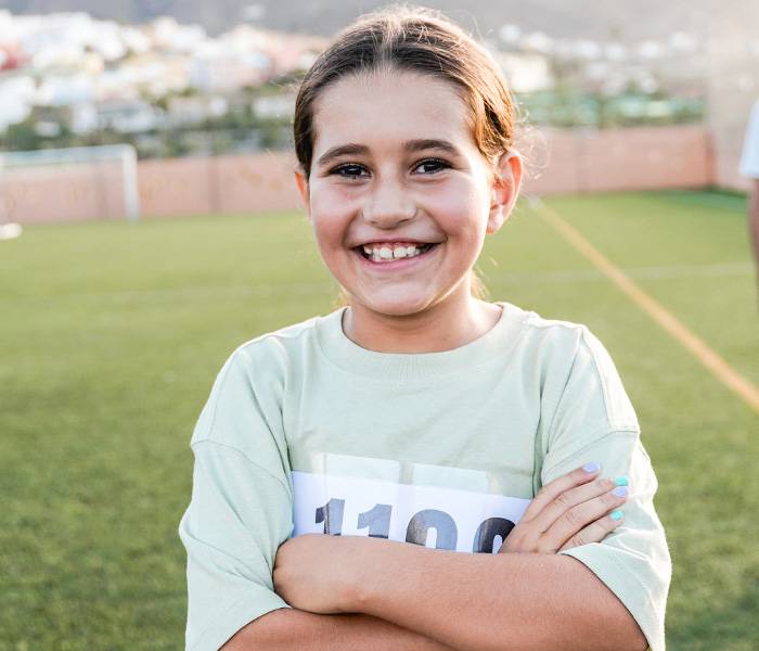 Carreras solidarias de Gotas Una niña en un campo de atletismo
