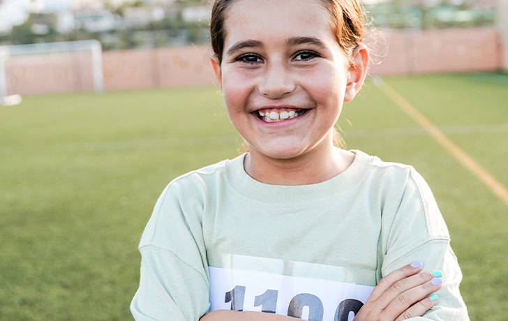 Carreras solidarias de Gotas Una niña en un campo de atletismo