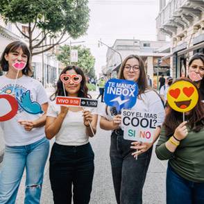 Un grupo de jóvenes Un grupo de jóvenes