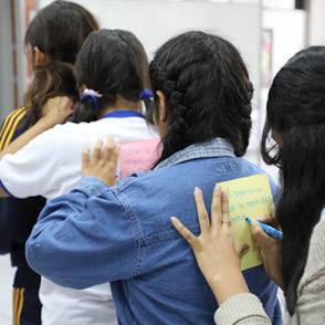 Un grupo de adolescentes Un grupo de adolescentes