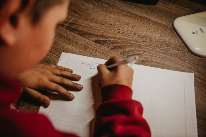 Un niño escribiendo.