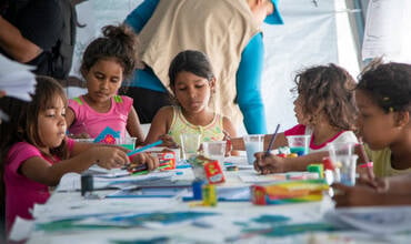 Niños y niñas en un espacio seguro en Venezuela
