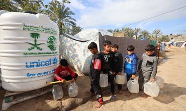 UNICEF distribuye agua en Gaza.