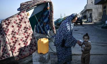 Imagen de una mujer y una niña en gaza Imagen de una mujer y una niña en gaza