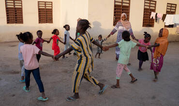 Halima tomada de la mano con las niñas Halima tomada de la mano con las niñas