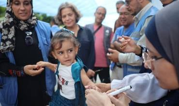Gracias a personas como tú hemos podido estar en todo momento junto a los niños y niñas gazatíes Una niña siendo vacunada