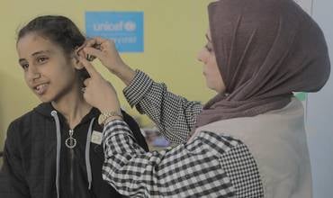 Los audífonos hacen que el silencio deje de ser una amenaza. Una niña que usa audífonos