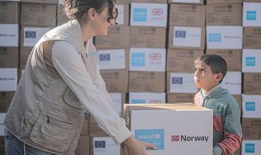 UNICEF y sus socios llevan ropa de abrigo a Khan Yunis. Un niño recibe ropa de abrigo.