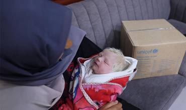 Tu apoyo a Unidos por Gaza de UNICEF está siendo muy importante para que los recién nacidos de la Franja de Gaza. Una madre con su hijo