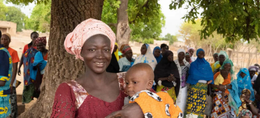 Fatimata y su bebé Aslam de 8 meses en Burkina Faso.
