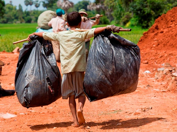 Resultado de imagen de niños pobres camboya