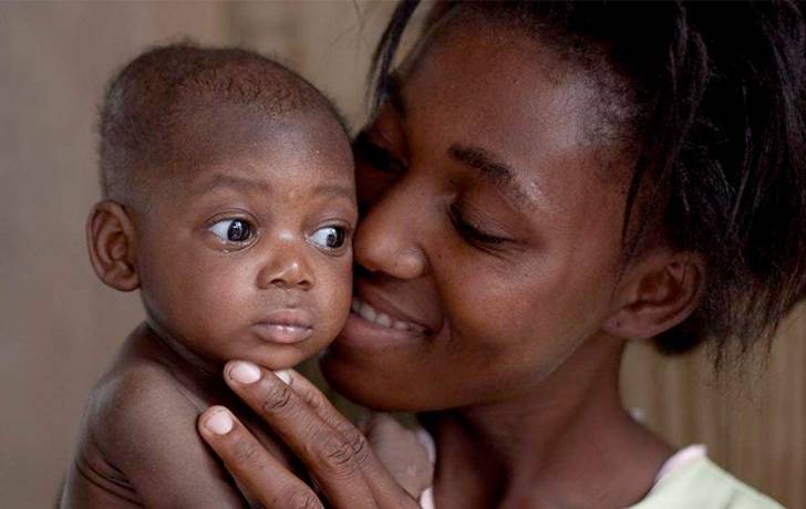 En UNICEF queremos conseguir que los casi 8.000 millones de habitantes del planeta conozcan y defiendan los derechos de la infancia en todo momento y en todo lugar. Una madre con su bebé