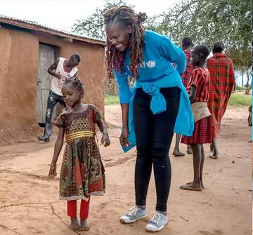 Somos una organización apolítica e imparcial Niña sonriendo