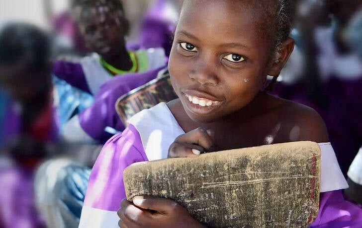 Día Internacional de la Niña Niña sonriendo