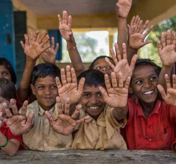 Otras formas de colaborar Varios niños felices y contentos
