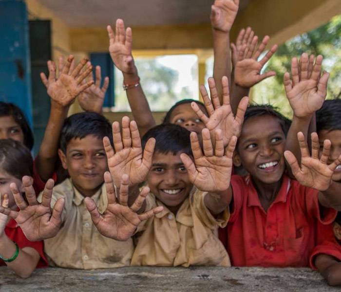 Otras formas de colaborar Varios niños felices y contentos