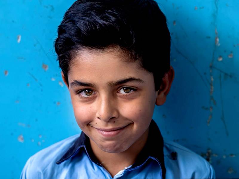 Nuestra misión: Mejorar la vida de millones de niñ♥s. Imagen de un niño