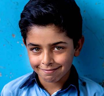 Nuestra misión: Mejorar la vida de millones de niñ♥s. Imagen de un niño