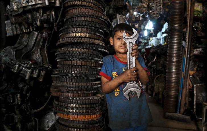 Trabajo infantil una realidad desgarradora y urgente de nuestro tiempo. Mustafa, de 6 años, trabaja con su padre en una zona industrial de Bagdad.