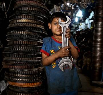 Trabajo infantil una realidad desgarradora y urgente de nuestro tiempo. Mustafa, de 6 años, trabaja con su padre en una zona industrial de Bagdad.