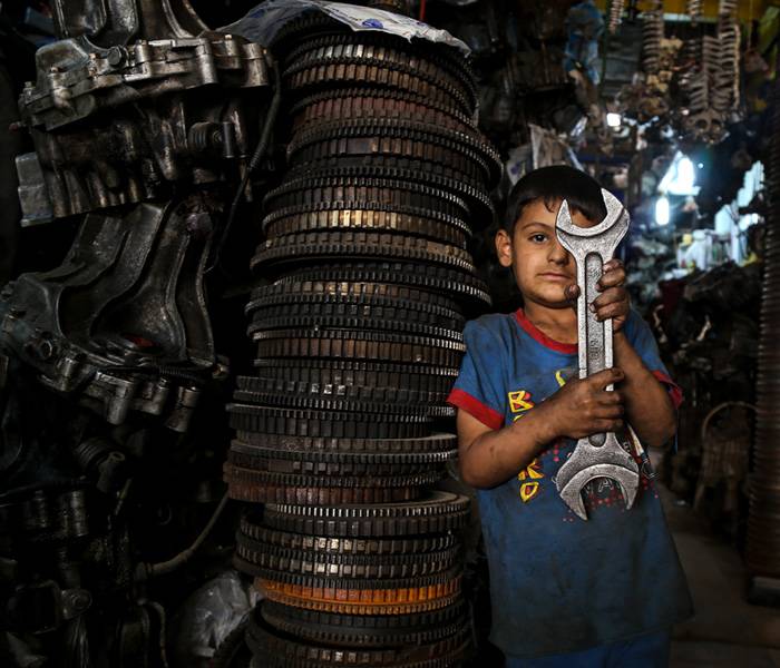 Trabajo infantil una realidad desgarradora y urgente de nuestro tiempo. Mustafa, de 6 años, trabaja con su padre en una zona industrial de Bagdad.