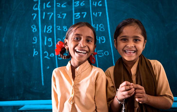 Portal de transparencia UNICEF España Laxmi de 7 años, con su mejor amiga y compañera de clase Swapna.