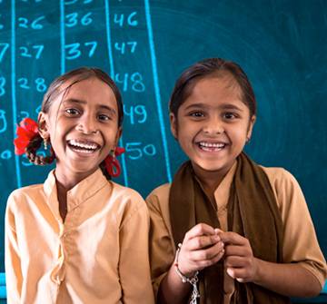 Portal de transparencia UNICEF España Laxmi de 7 años, con su mejor amiga y compañera de clase Swapna.