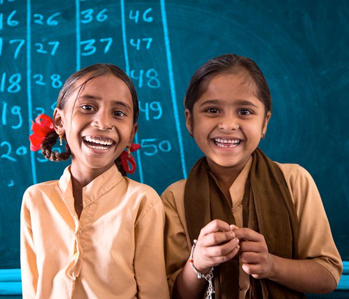 Portal de transparencia UNICEF España Laxmi de 7 años, con su mejor amiga y compañera de clase Swapna.