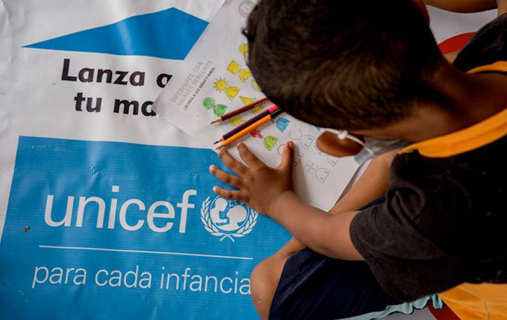 Información organizativa e institucional Un nuño dibujando