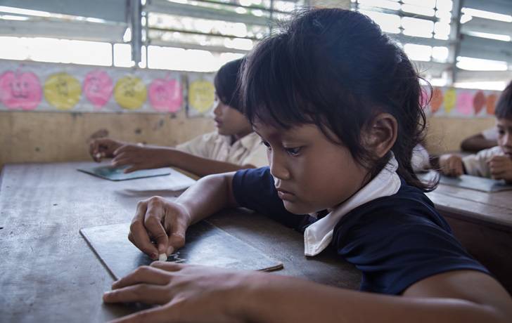 Labor de UNICEF en Cambiya contra el trabajo infantil Una niña en la escuela en Camboya
