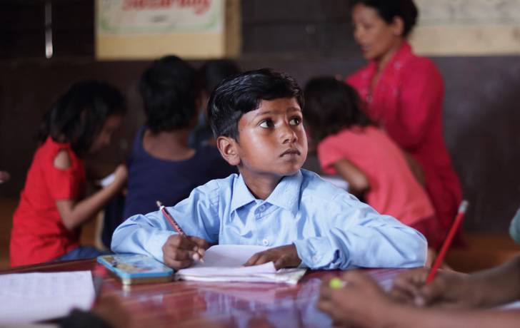 UNICEF está comprometido en erradicar el trabajo infantil. Un niño en la escuela en Nepal.