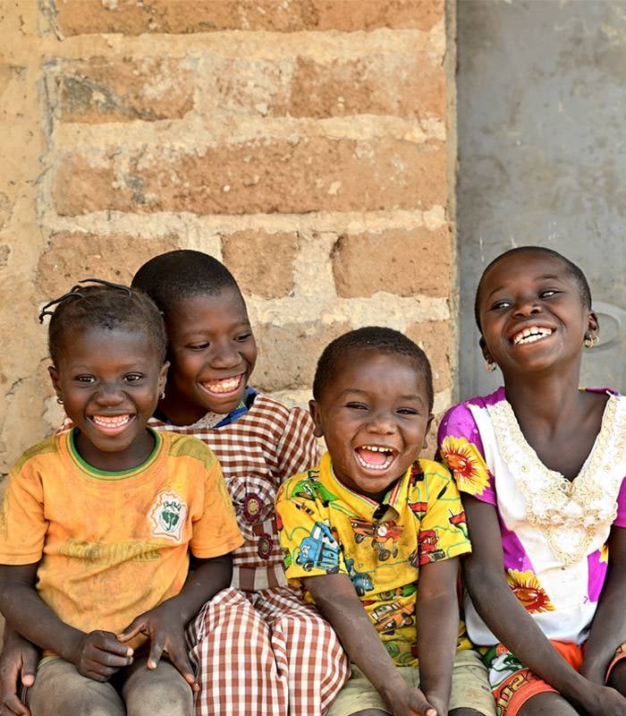 Incluyendo a UNICEF en tu testamento, miles de niños disfrutarán de un futuro mejor. Niños felices en el pueblo de Karafiné-Guimbe (Costa de Marfil)