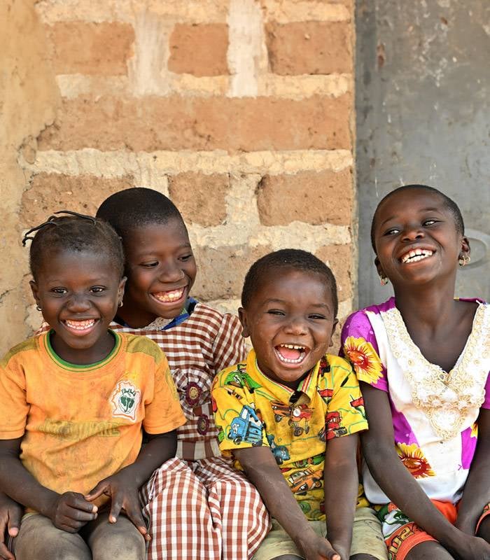 Incluyendo a UNICEF en tu testamento, miles de niños disfrutarán de un futuro mejor. Niños felices en el pueblo de Karafiné-Guimbe (Costa de Marfil)