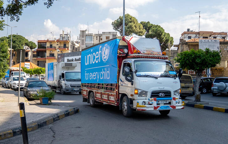 La escalada de las hostilidades ha empujado a muchas familias a abandonar sus hogares El equipo de UNICEF se encuentra sobre el terreno proporcionando suministros de emergencia.