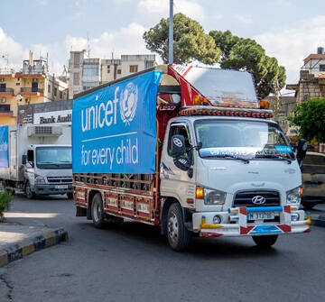 La escalada de las hostilidades ha empujado a muchas familias a abandonar sus hogares El equipo de UNICEF se encuentra sobre el terreno proporcionando suministros de emergencia.