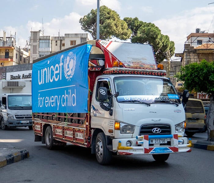 La escalada de las hostilidades ha empujado a muchas familias a abandonar sus hogares El equipo de UNICEF se encuentra sobre el terreno proporcionando suministros de emergencia.