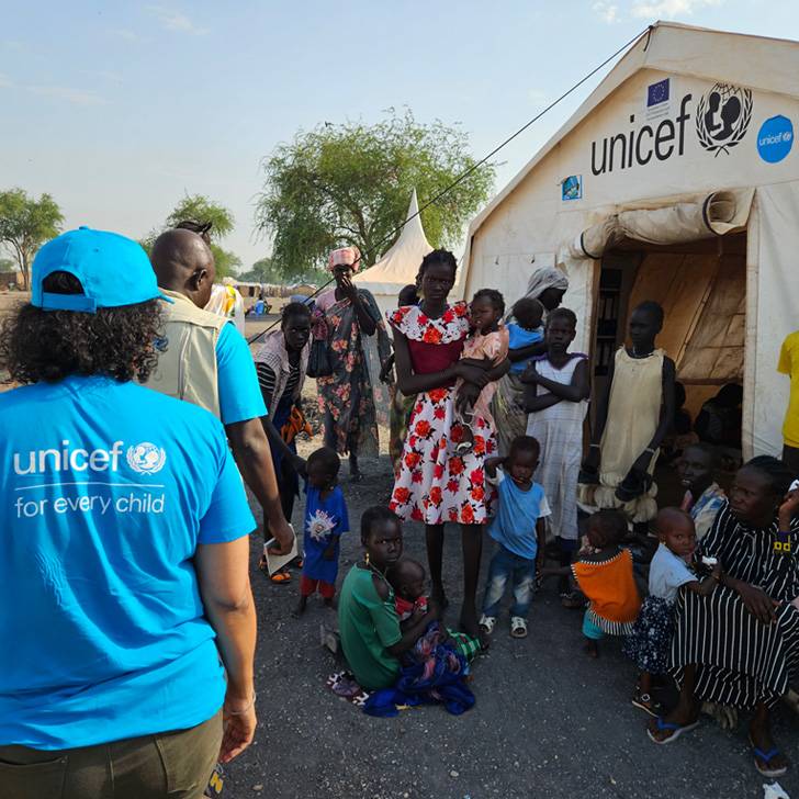 UNICEF Llegamos donde otros no llegan Imagen de unos colaboradores UNICEF en Sudán