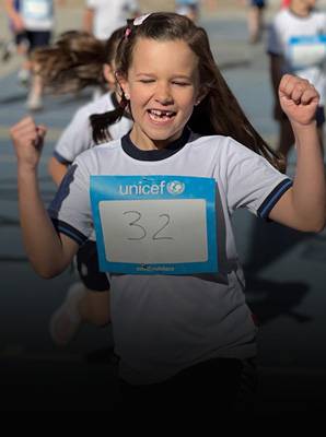 Educación en derechos Una niña corriendo