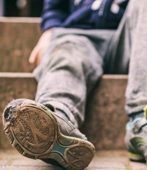 Pobreza infantil Los pies de un niño