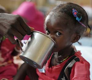 Fue ingresada en el centro de estabilización de Elfashier por desnutrición aguda grave y complicaciones médicas. Israa Adam Ateem toma agua