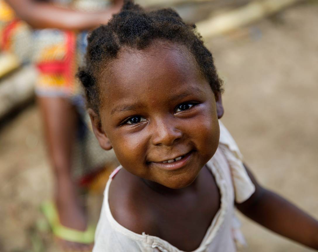 Luzinha de 5 años, recibe sus vacunas de la brigada móvil en Muebe (Mozambique). Luzinha de 5 años.