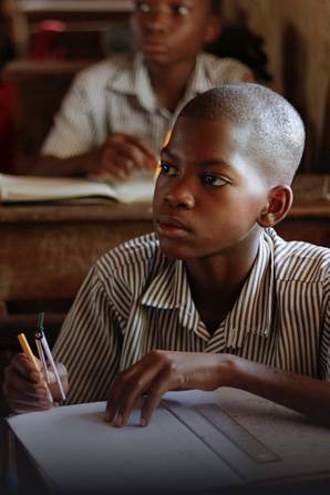 Estudiantes usan material escolar para una clase mientras el equipo de UNICEF Ghana visita la escuela secundaria. Estudiantes en una escuela en la región de Volta.