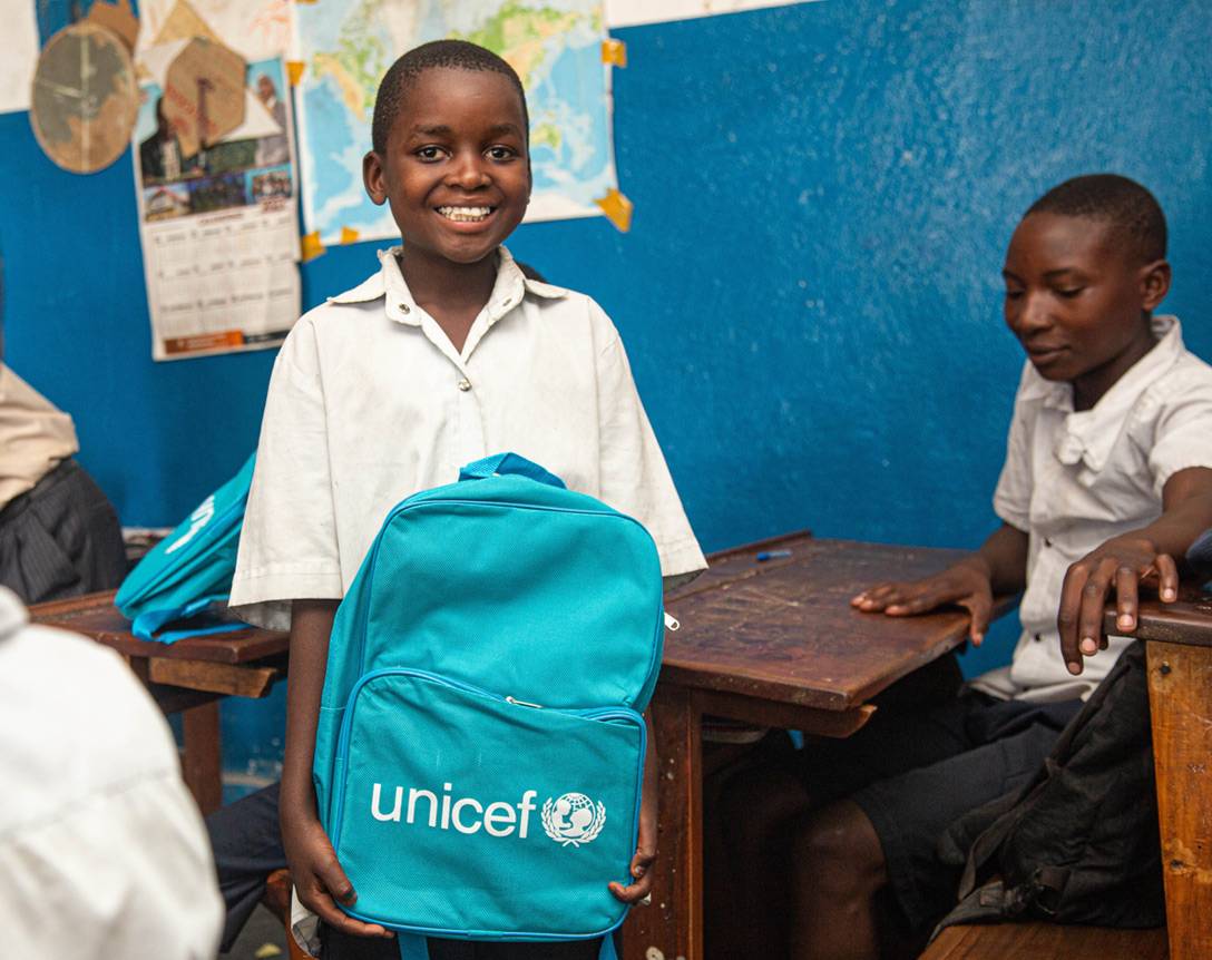 Mechack, de 13 años, en clase, con su nuevo kit escolar de UNICEF en la escuela primaria AIMOG de Goma, provincia de Kivu del Norte, República Democrática del Congo, el 29 de abril de 2025. Un niño con una mochila.