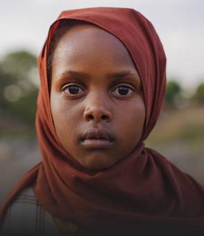 Tuqaa llega a un depósito de agua en el campamento de Golo Jadeeda, en Darfur Central. Tuqaa, de 9 años