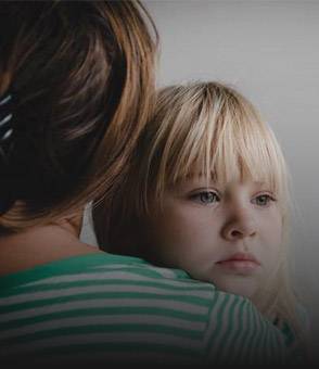 Salud mental UNICEF Una niña con su madre